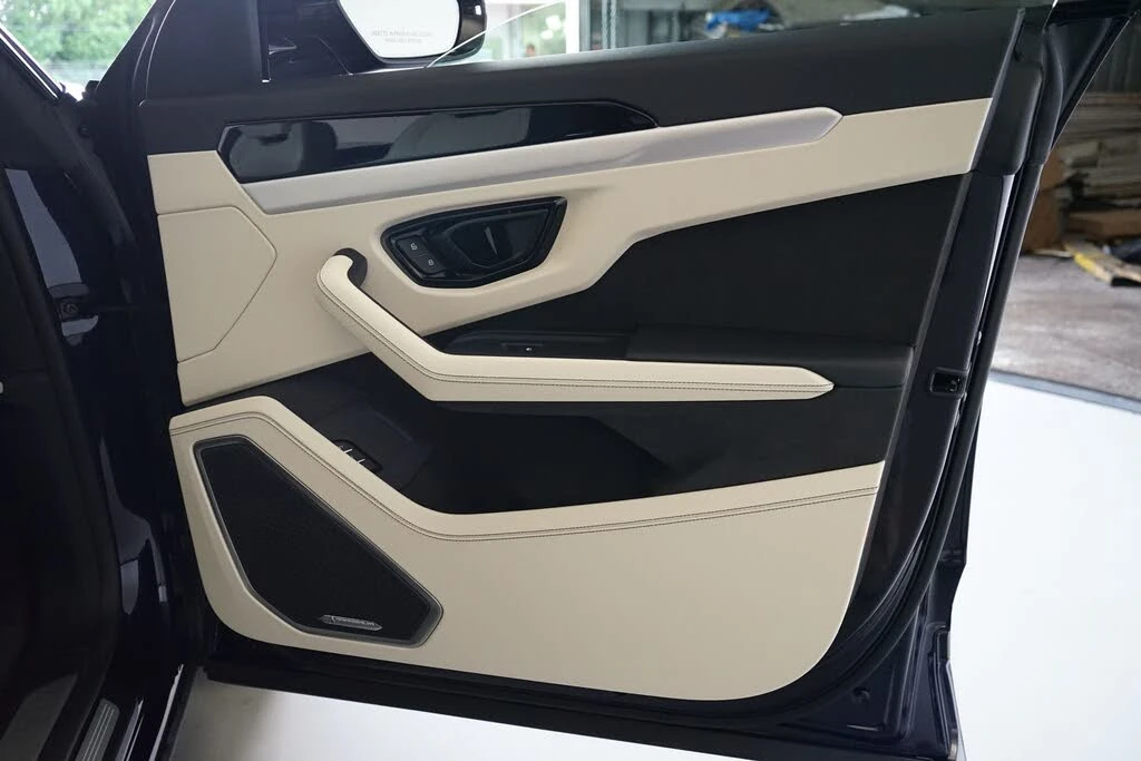 2025 Lamborghini Urus SE - Image 27 of 31