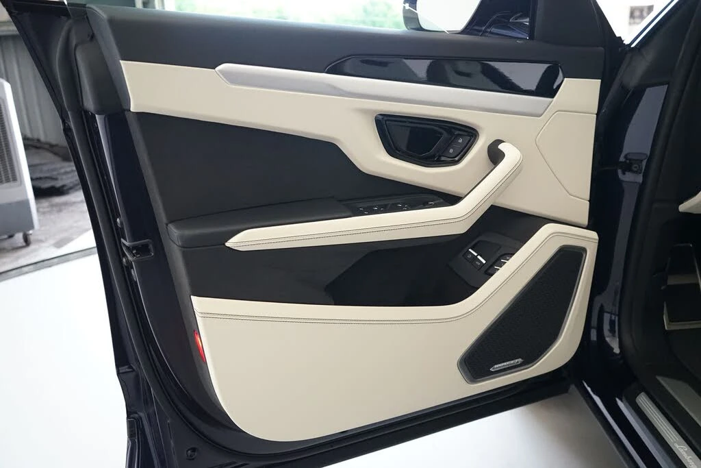 2025 Lamborghini Urus SE - Image 26 of 31