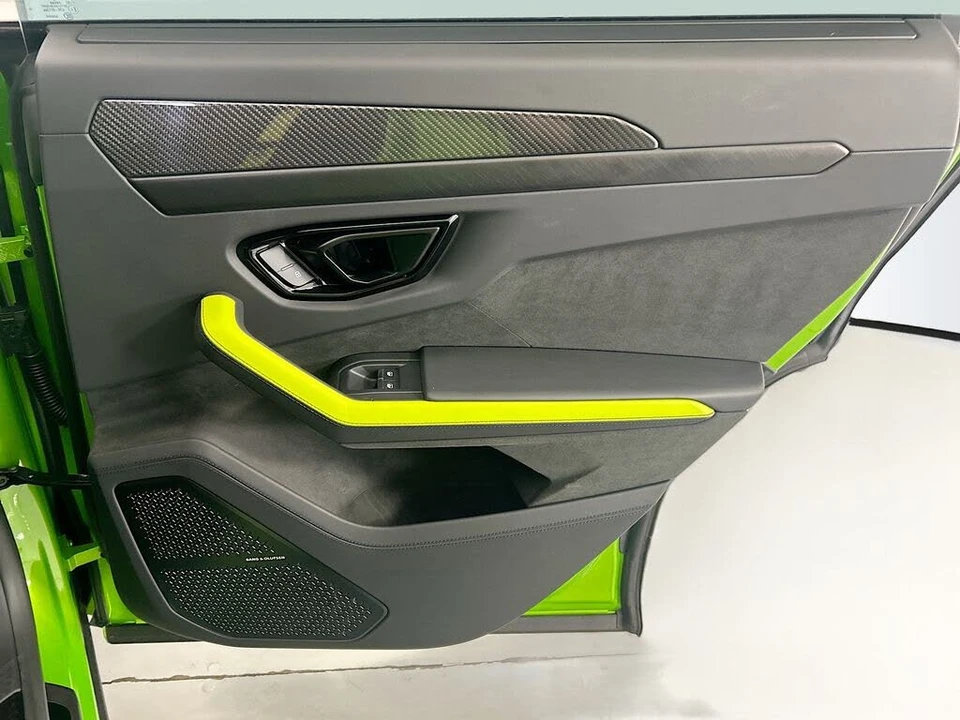 2025 Lamborghini Urus SE - Image 26 of 31