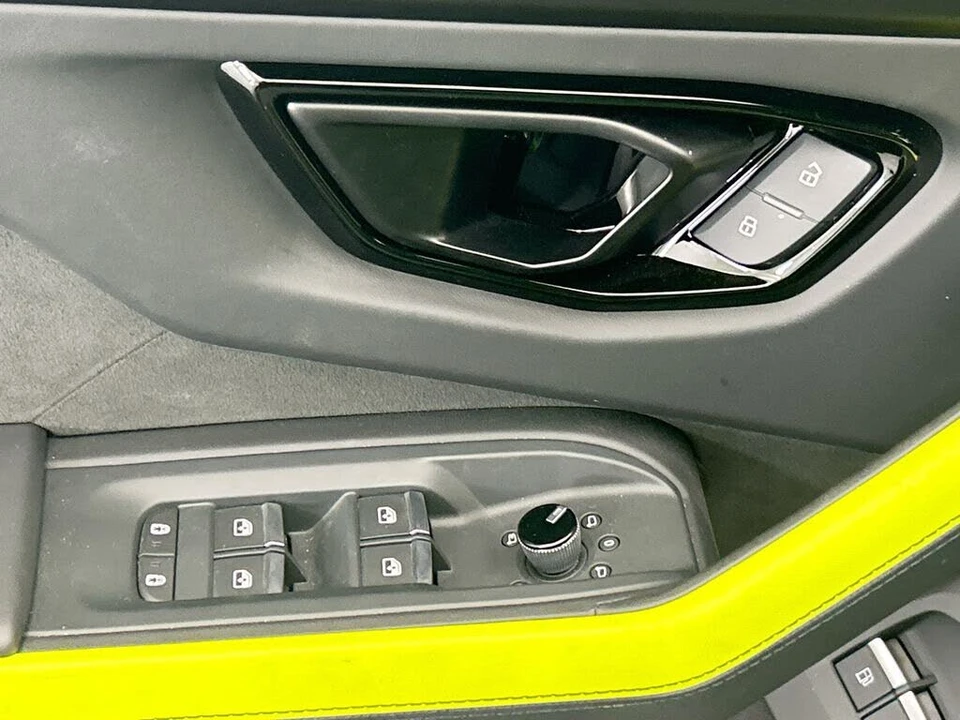 2025 Lamborghini Urus SE - Image 22 of 31