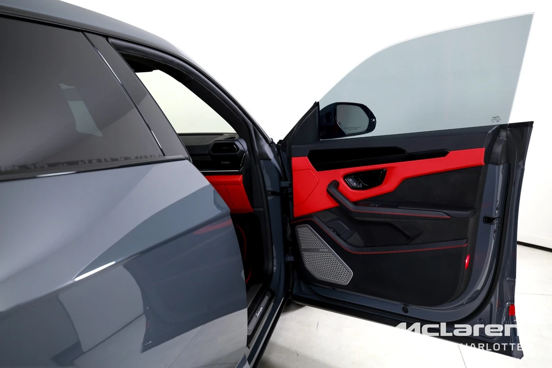 2025 Lamborghini Urus SE - Image 27 of 31