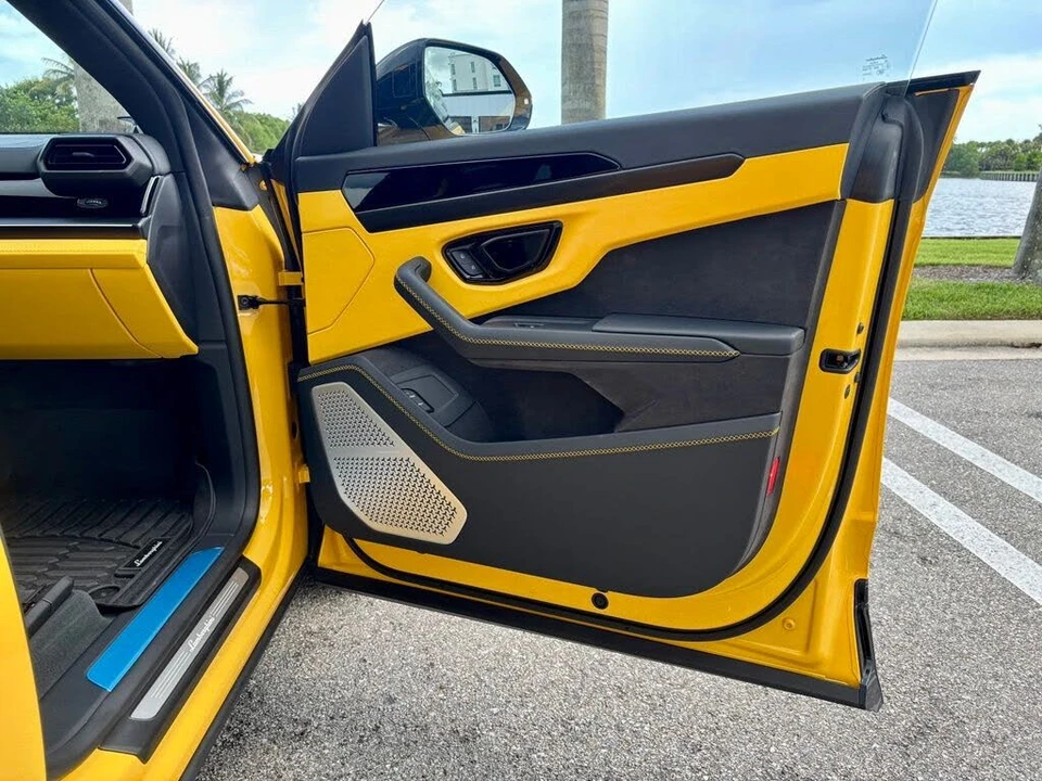 2025 Lamborghini Urus SE - Image 22 of 31