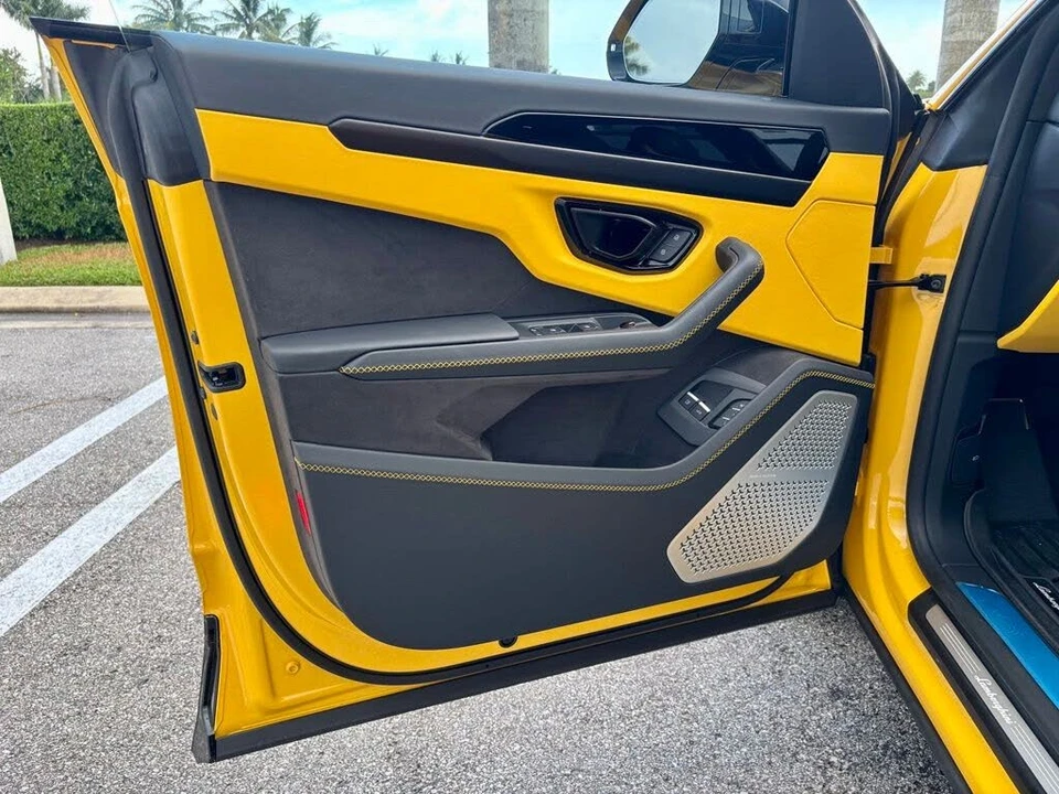 2025 Lamborghini Urus SE - Image 15 of 31