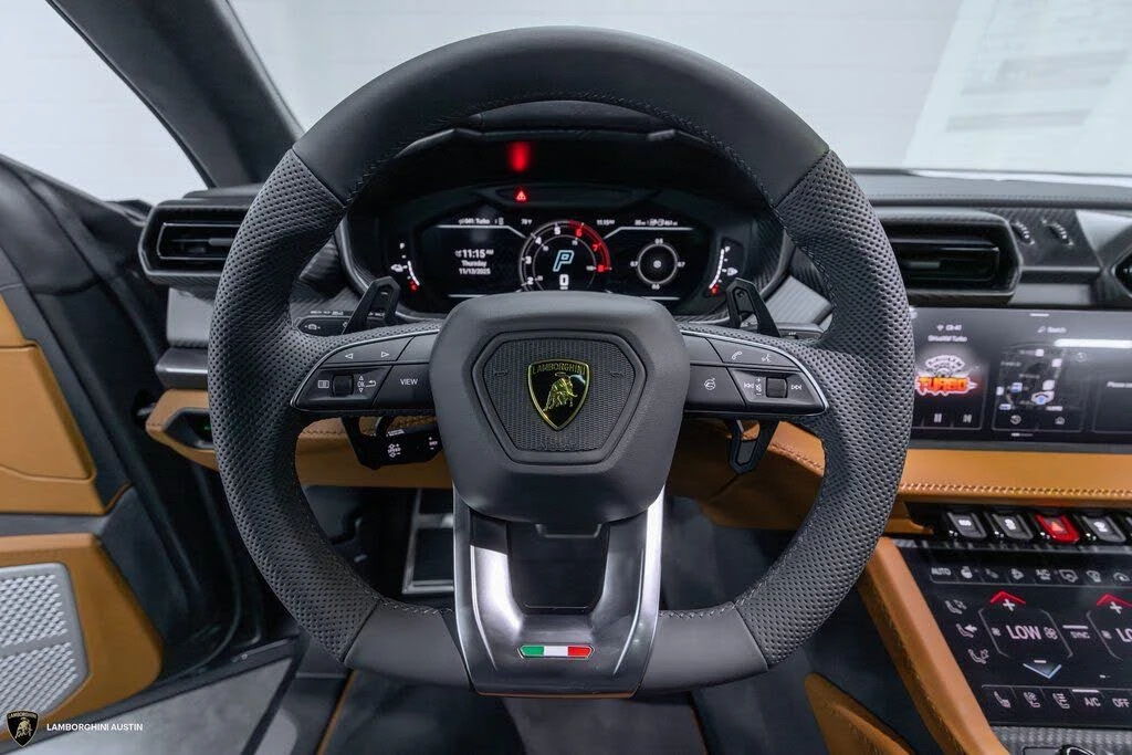 2025 Lamborghini Urus SE - Image 28 of 31