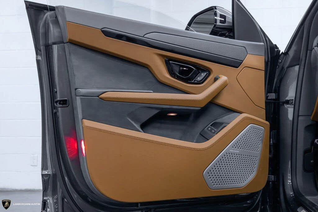 2025 Lamborghini Urus SE - Image 21 of 31