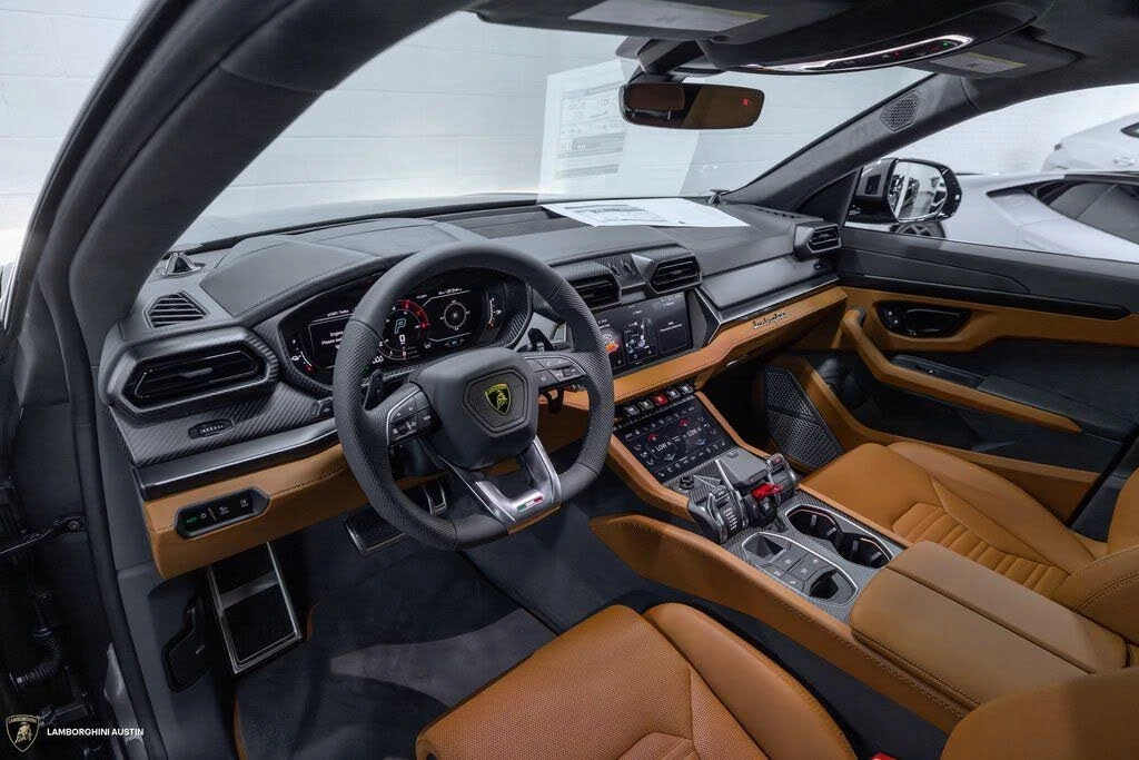 2025 Lamborghini Urus SE - Image 26 of 31