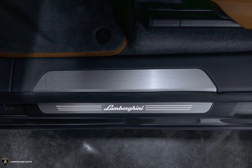 2025 Lamborghini Urus SE - Image 25 of 31