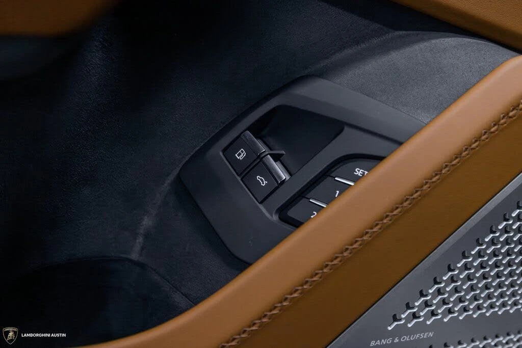 2025 Lamborghini Urus SE - Image 23 of 31