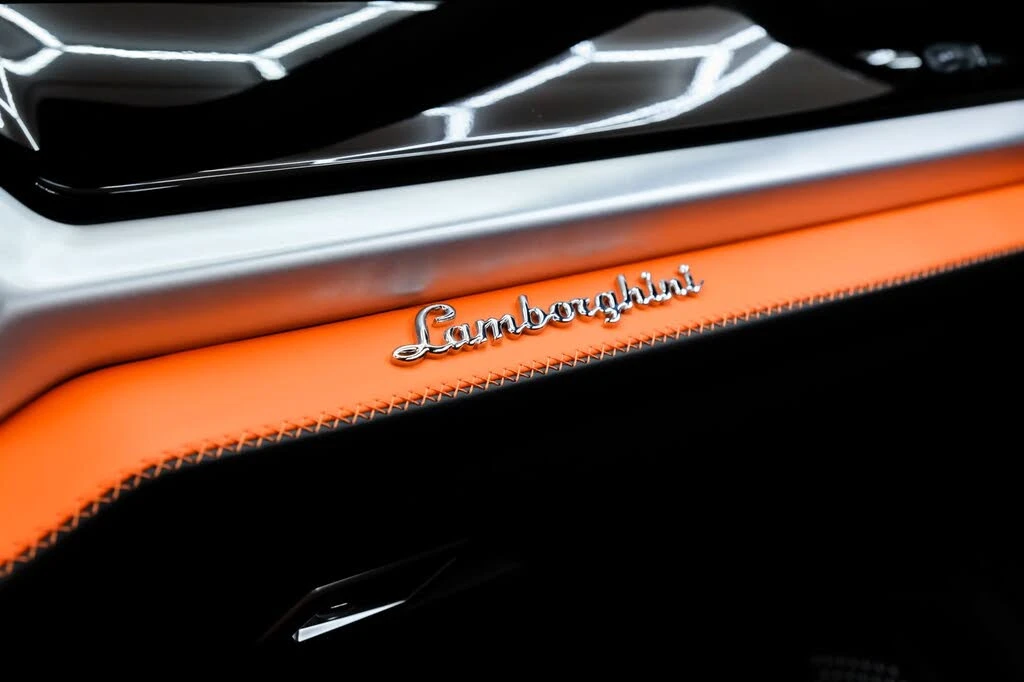 2025 Lamborghini Urus SE - Image 28 of 31