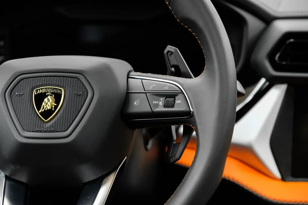 2025 Lamborghini Urus SE - Image 15 of 31