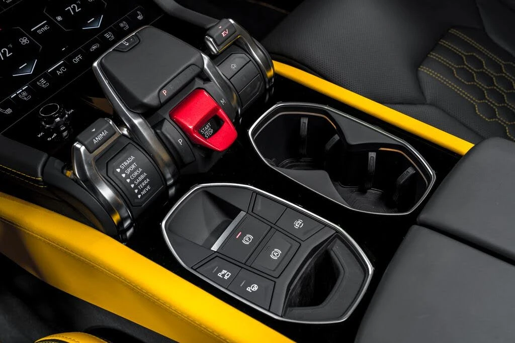 2025 Lamborghini Urus SE - Image 29 of 31