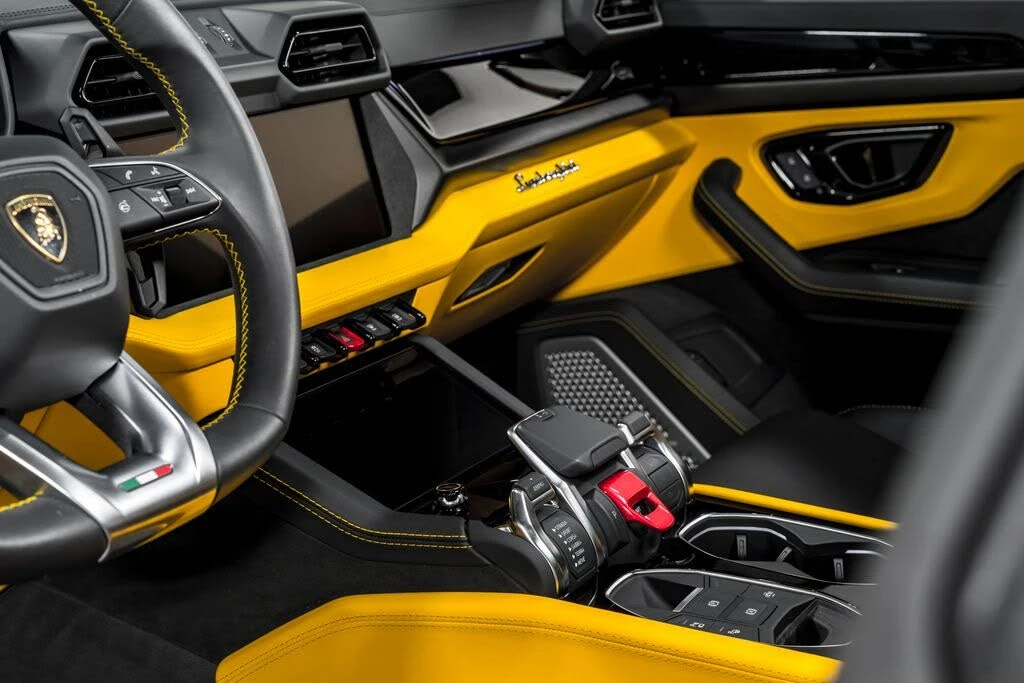 2025 Lamborghini Urus SE - Image 23 of 31