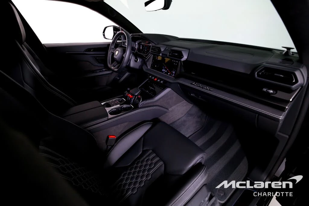 2025 Lamborghini Urus SE - Image 27 of 31
