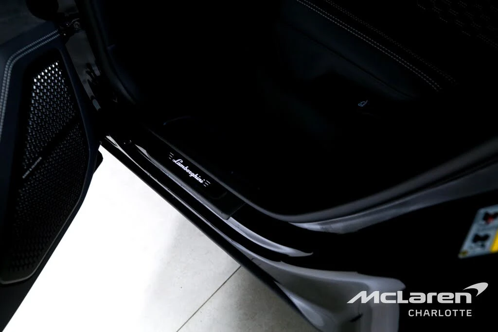 2025 Lamborghini Urus SE - Image 18 of 31