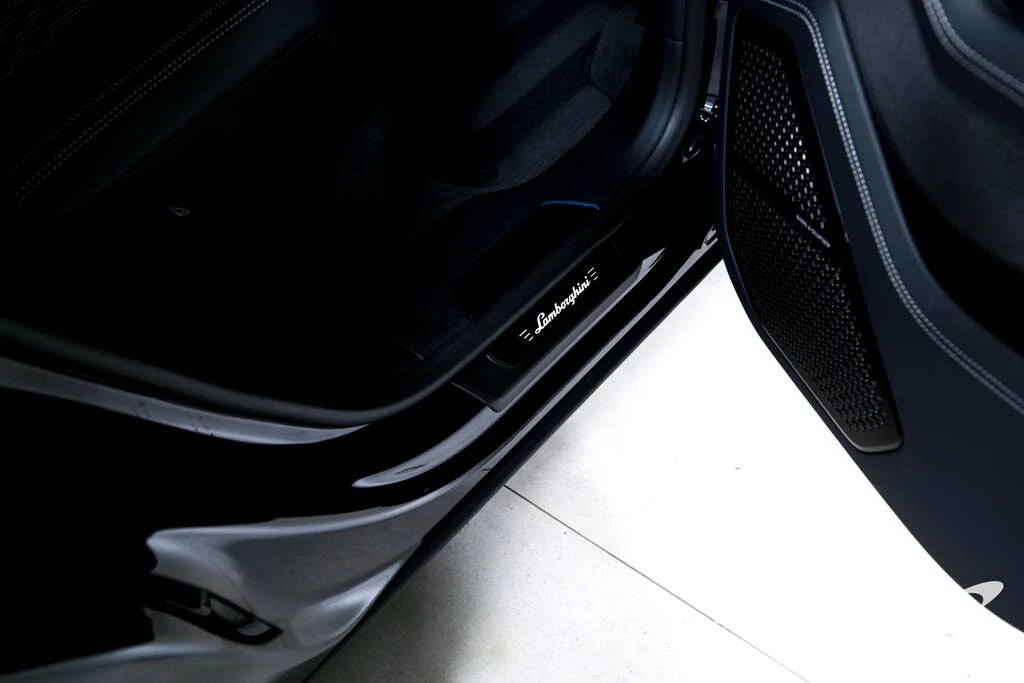 2025 Lamborghini Urus SE - Image 24 of 31