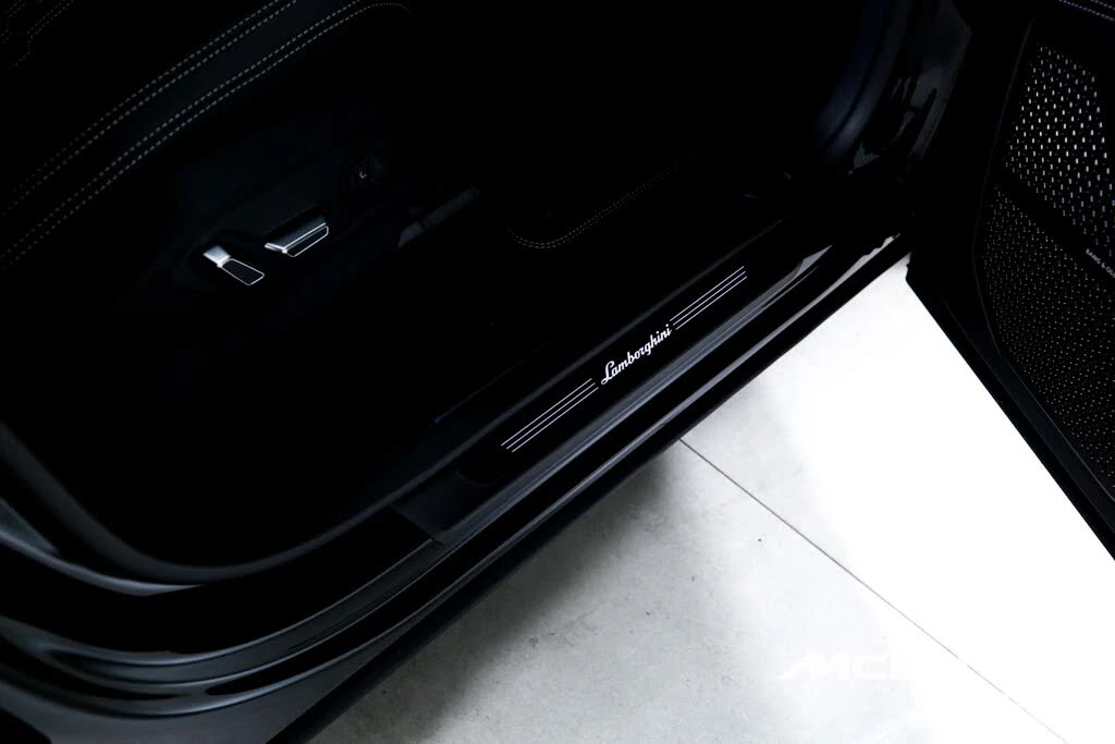 2025 Lamborghini Urus SE - Image 29 of 31
