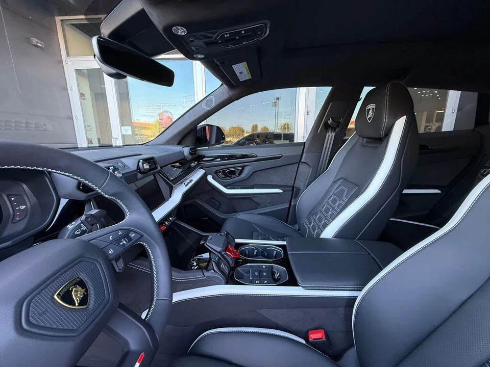 2025 Lamborghini Urus SE - Image 27 of 31