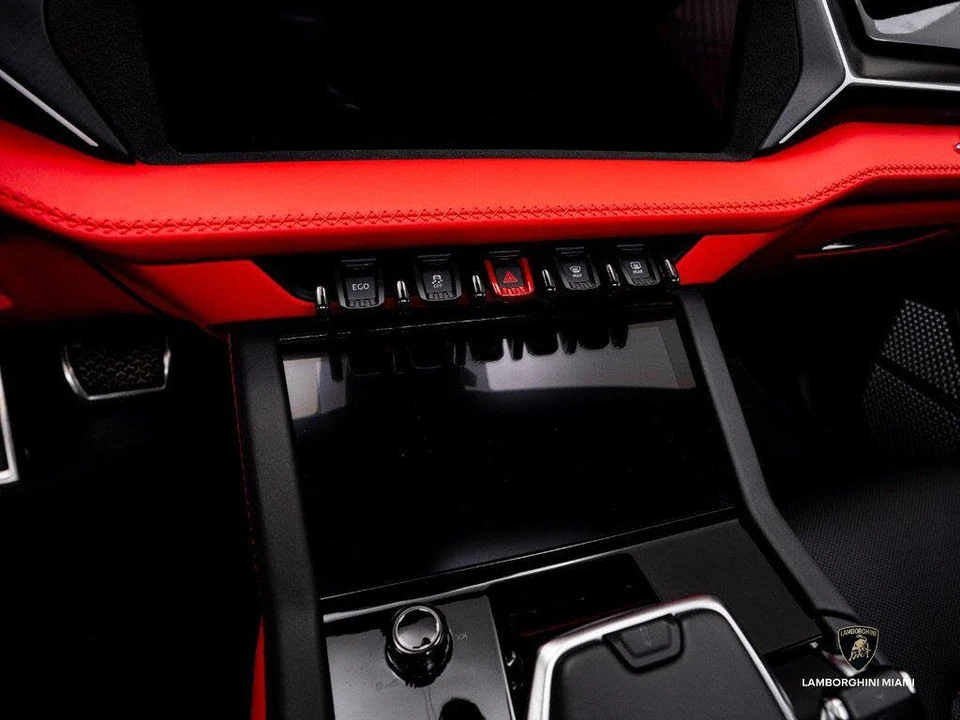 2025 Lamborghini Urus SE - Image 26 of 31