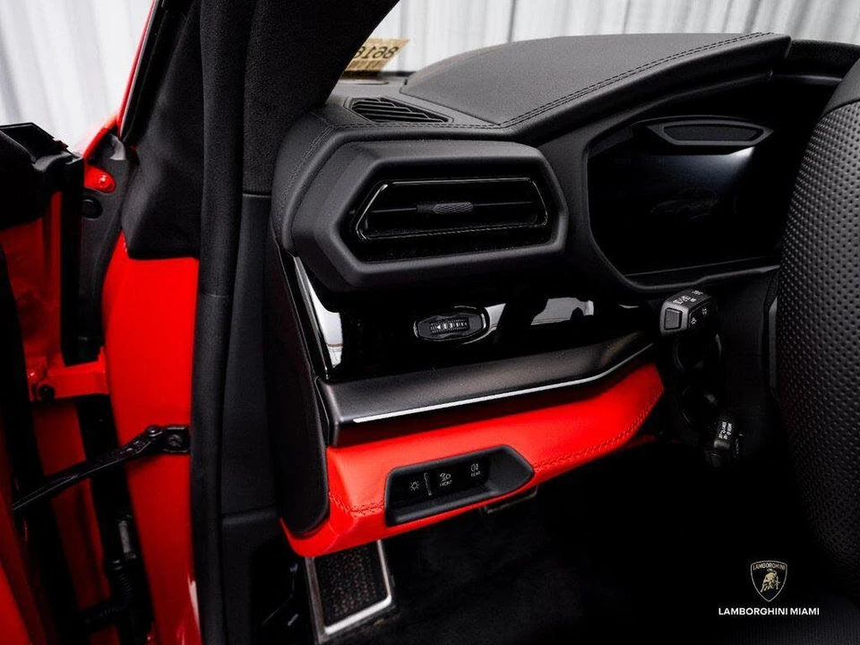 2025 Lamborghini Urus SE - Image 23 of 31