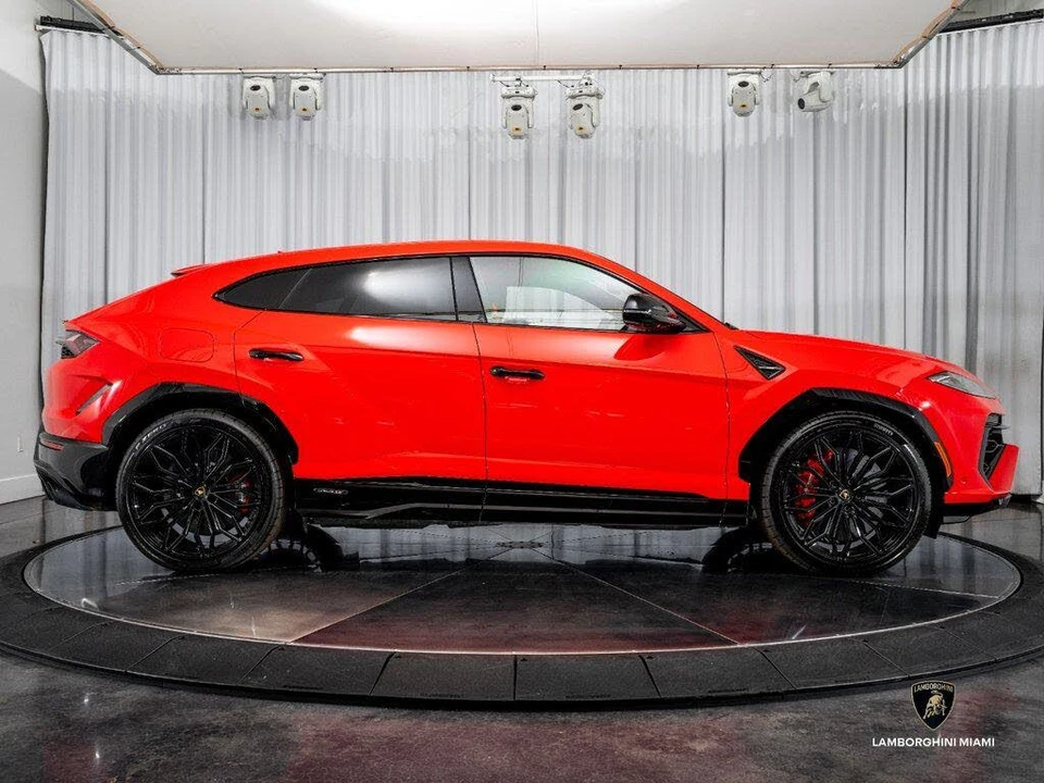 2025 Lamborghini Urus SE - Image 15 of 31