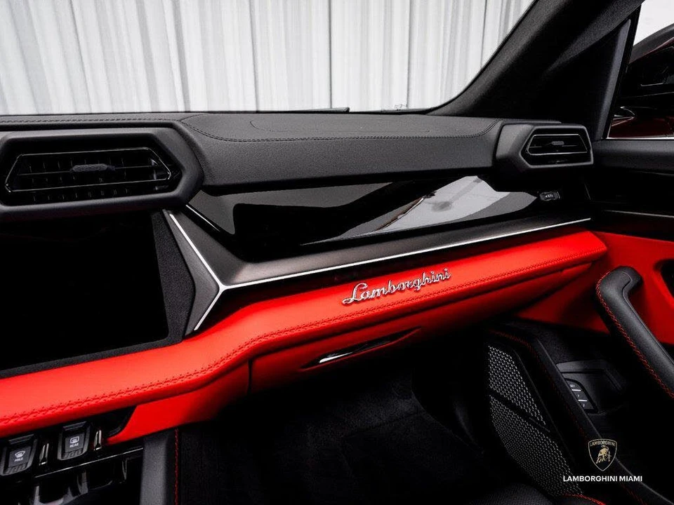 2025 Lamborghini Urus SE - Image 28 of 31