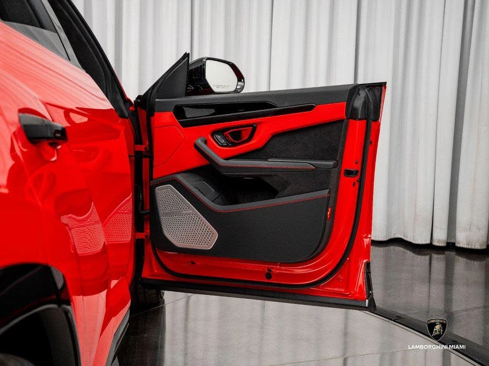2025 Lamborghini Urus SE - Image 29 of 31