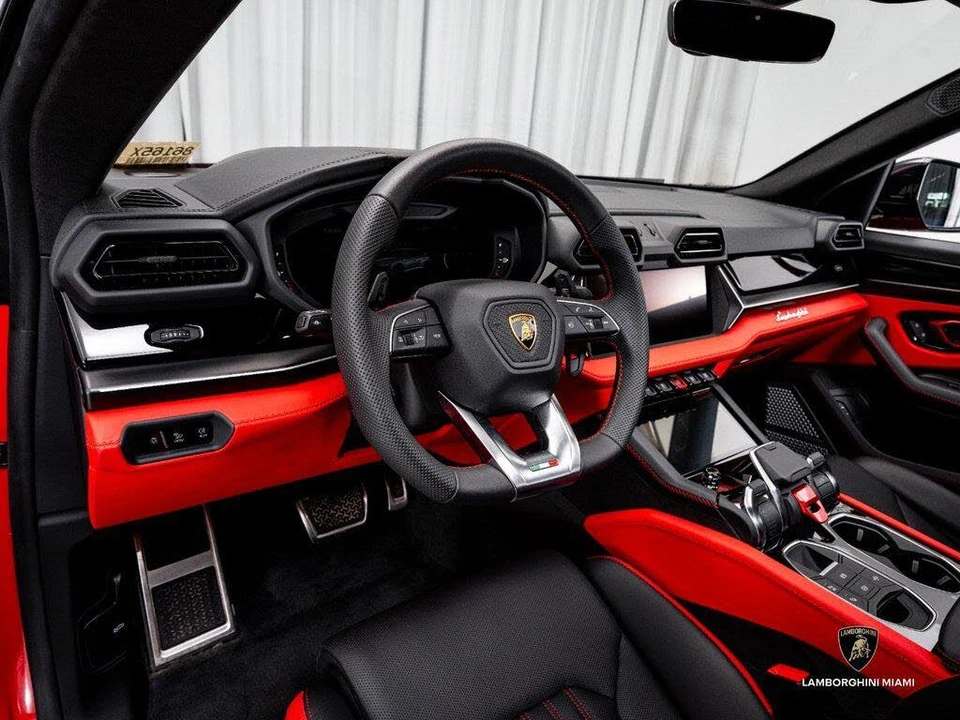 2025 Lamborghini Urus SE - Image 24 of 31