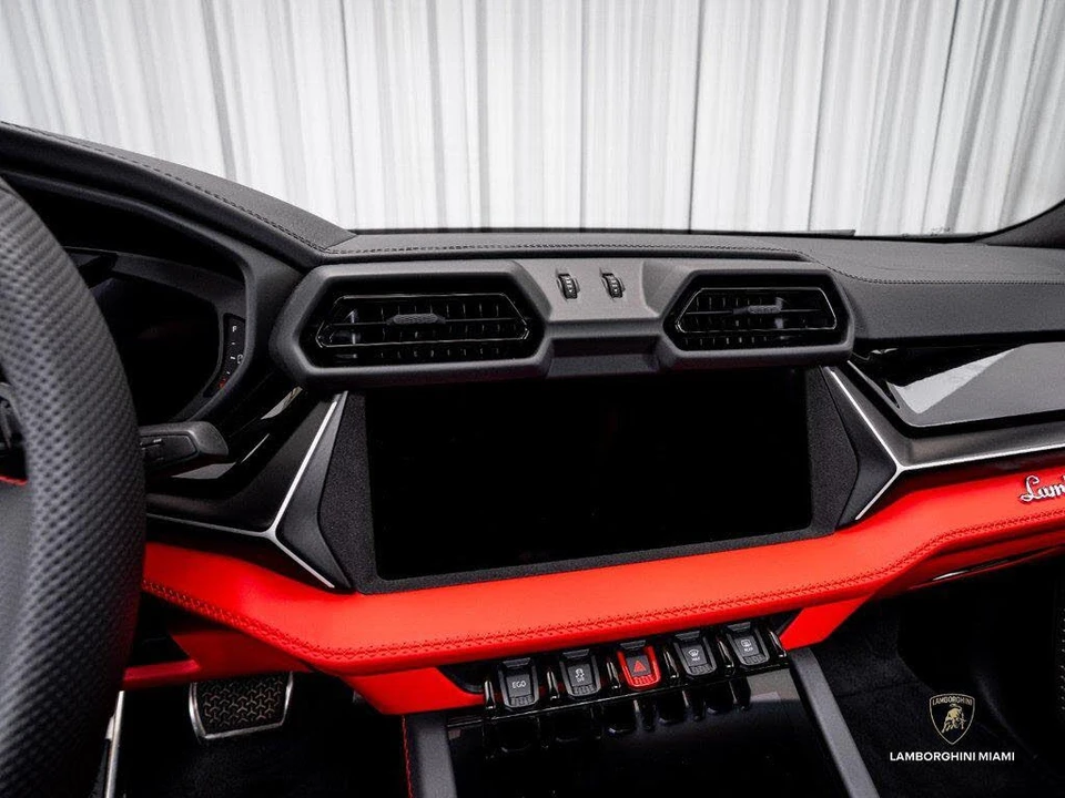 2025 Lamborghini Urus SE - Image 25 of 31