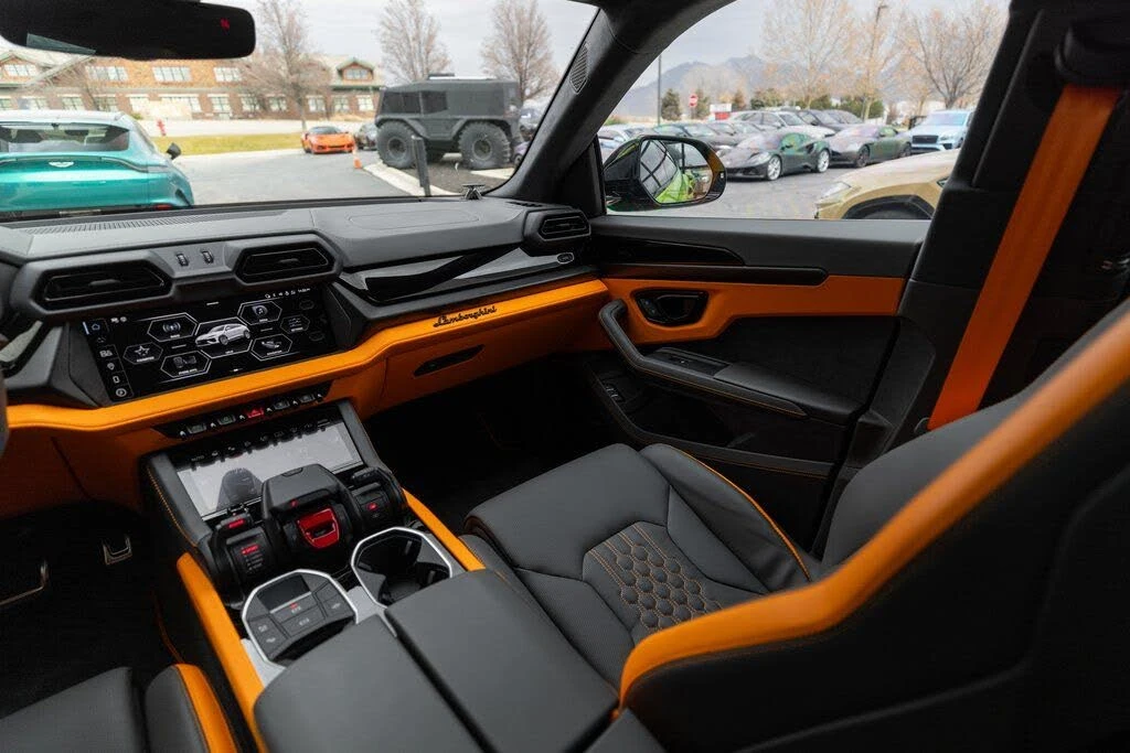 2025 Lamborghini Urus SE - Image 24 of 31
