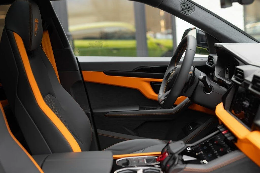 2025 Lamborghini Urus SE - Image 26 of 31