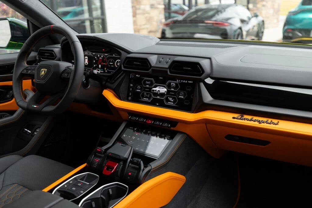 2025 Lamborghini Urus SE - Image 19 of 31