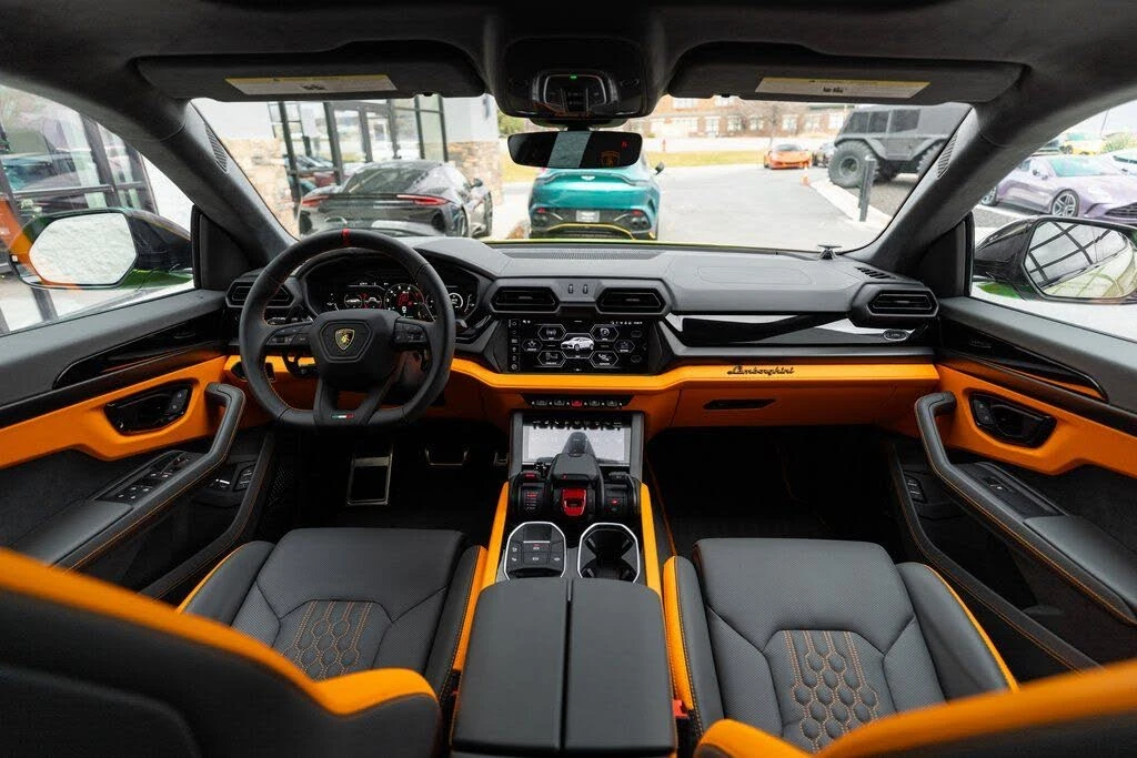 2025 Lamborghini Urus SE - Image 18 of 31