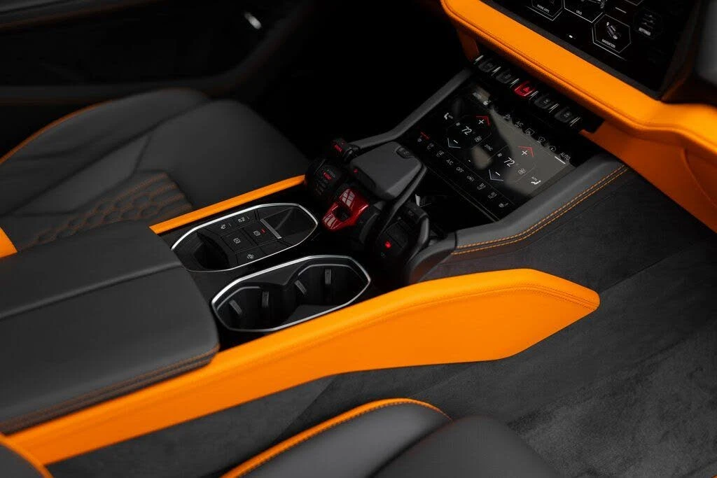 2025 Lamborghini Urus SE - Image 28 of 31