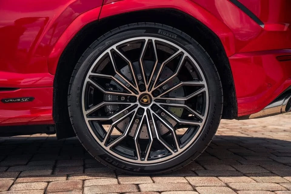 2025 Lamborghini Urus SE - Image 16 of 20