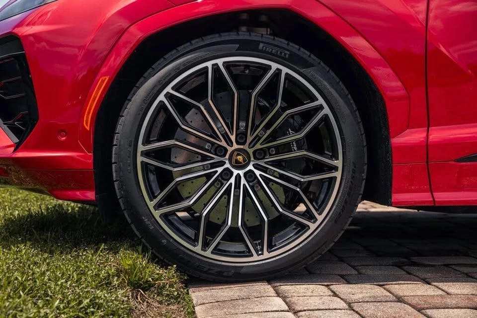 2025 Lamborghini Urus SE - Image 15 of 20