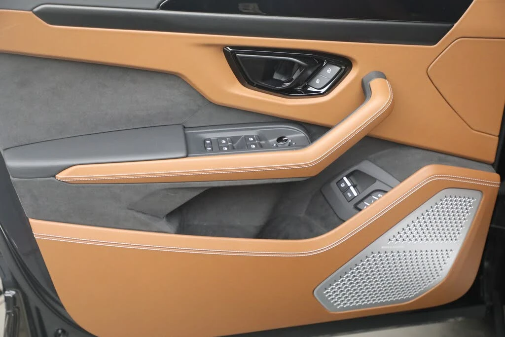 2025 Lamborghini Urus SE - Image 27 of 31