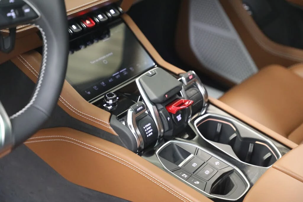 2025 Lamborghini Urus SE - Image 26 of 31