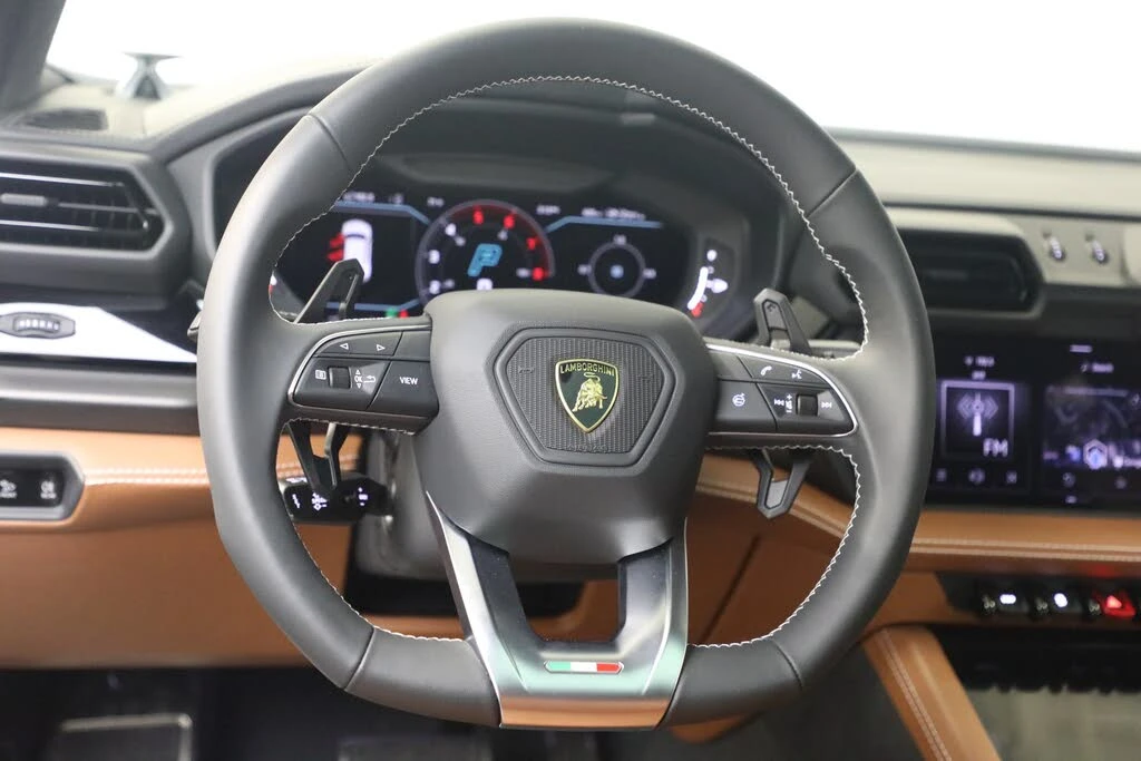2025 Lamborghini Urus SE - Image 25 of 31