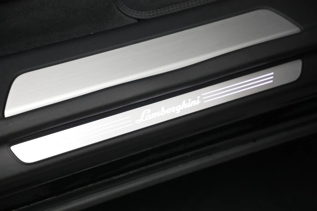 2025 Lamborghini Urus SE - Image 29 of 31