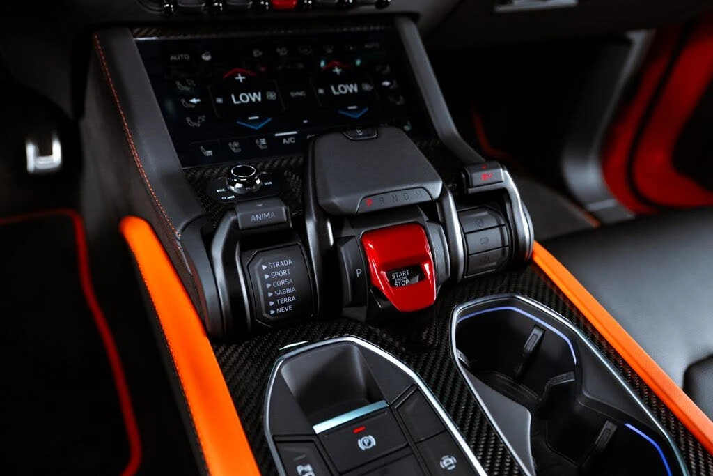 2025 Lamborghini Urus SE - Image 29 of 31