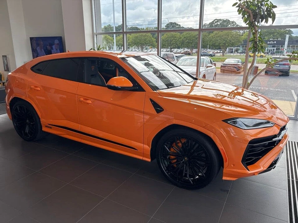 2025 Lamborghini Urus SE - Image 2 of 13