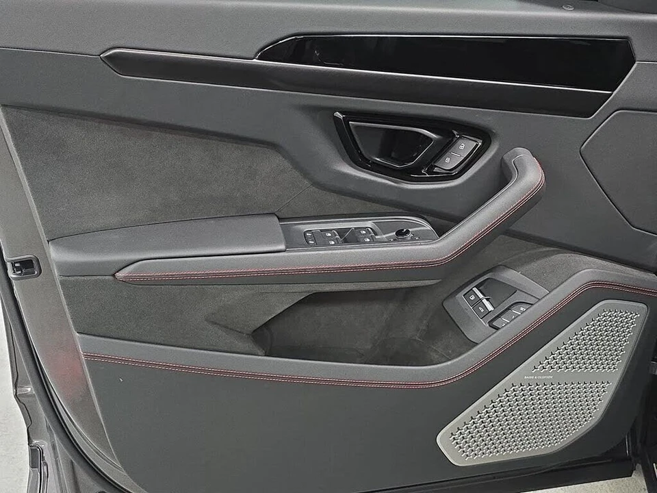 2025 Lamborghini Urus SE - Image 22 of 31