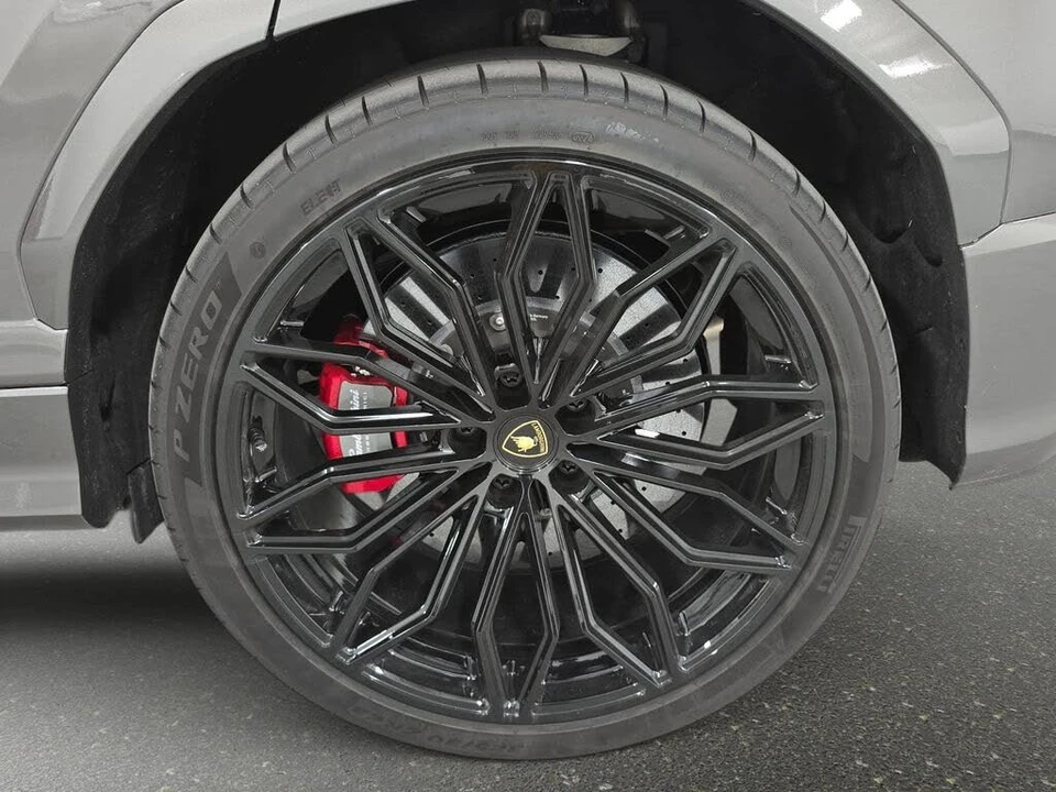 2025 Lamborghini Urus SE - Image 28 of 31