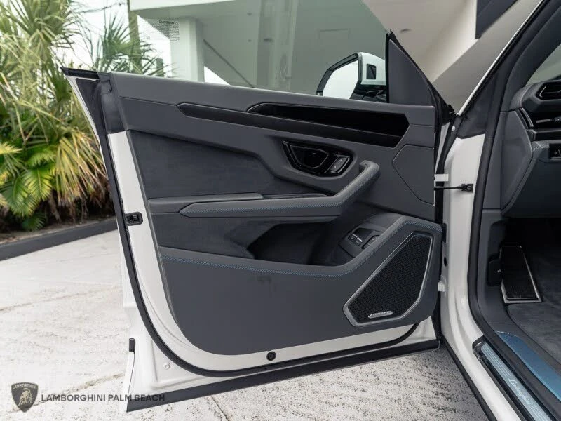 2025 Lamborghini Urus SE - Image 24 of 26