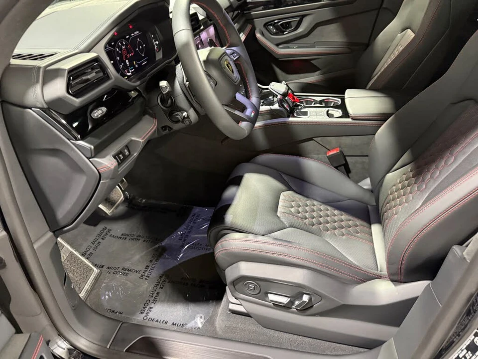 2025 Lamborghini Urus SE - Image 26 of 31