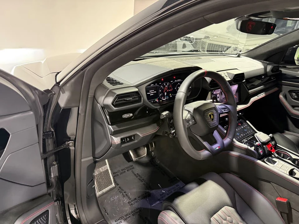 2025 Lamborghini Urus SE - Image 25 of 31