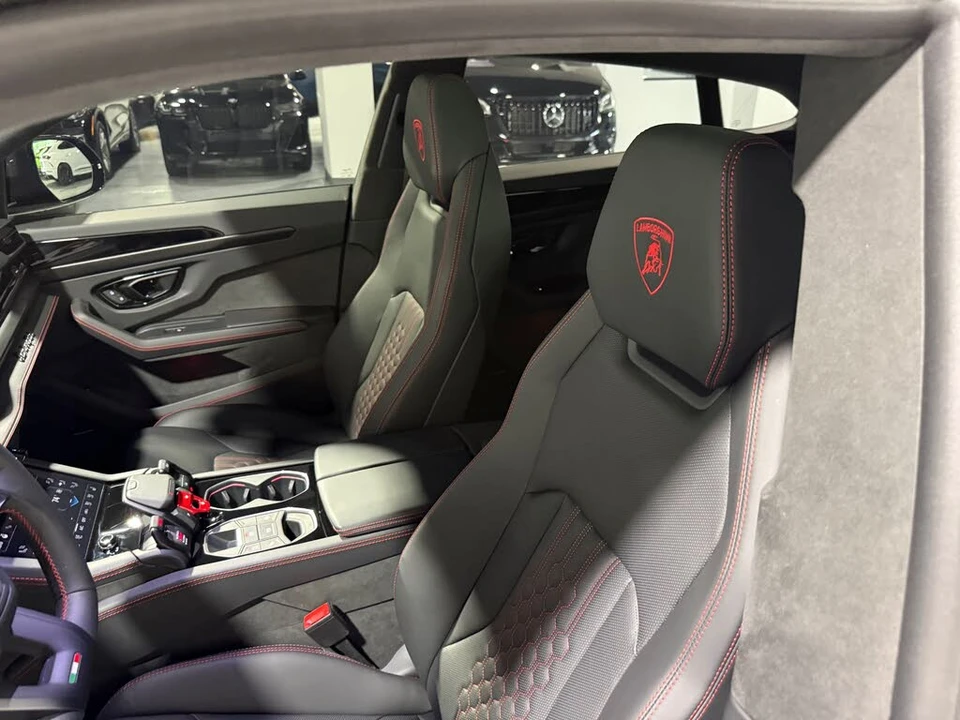 2025 Lamborghini Urus SE - Image 29 of 31