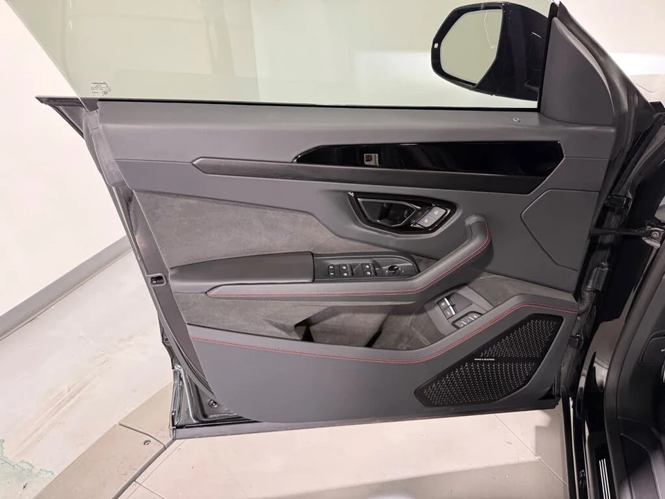 2025 Lamborghini Urus SE - Image 23 of 31