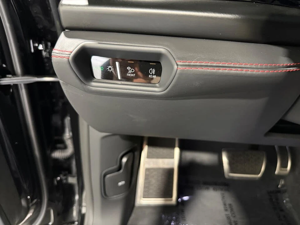 2025 Lamborghini Urus SE - Image 30 of 31
