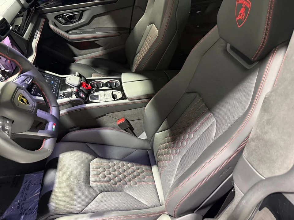 2025 Lamborghini Urus SE - Image 28 of 31